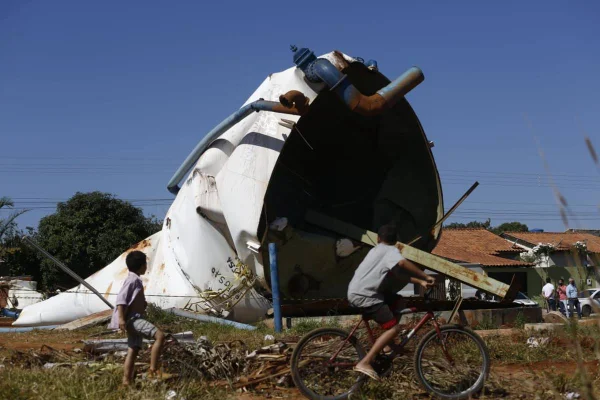 caixa d'água gigante desaba em goiás, atinge quatro casas e deixa uma pessoa em estado grave