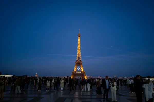 Foto colorida - Torre Eiffel com o símbolo das Olimpíadas