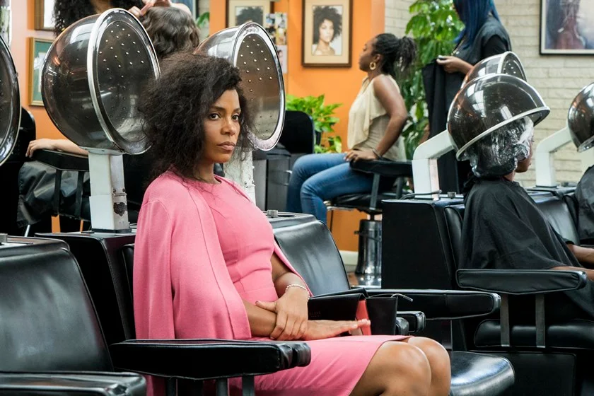 <b>Felicidade Por Um Fio (2018) — </b>
As mulheres de cabelos cacheados entenderão: quem nunca deixou de entrar em uma piscina, ir à praia ou até evitou sair na rua em dias chuvosos? Em Felicidade Por um Fio, a protagonista, Violet Jones, interpretada por Sanaa Lathan, cresceu achando que era preciso alisar o cabelo para ser aceita em um meio hegemonicamente branco. A personagem embarca em uma viagem de autoconhecimento que começa por uma mudança radical no visual <b>Felicidade Por Um Fio (2018) — </b>
As mulheres de cabelos cacheados entenderão: quem nunca deixou de entrar em uma piscina, ir à praia ou até evitou sair na rua em dias chuvosos? Em Felicidade Por um Fio, a protagonista, Violet Jones, interpretada por Sanaa Lathan, cresceu achando que era preciso alisar o cabelo para ser aceita em um meio hegemonicamente branco. A personagem embarca em uma viagem de autoconhecimento que começa por uma mudança radical no visual