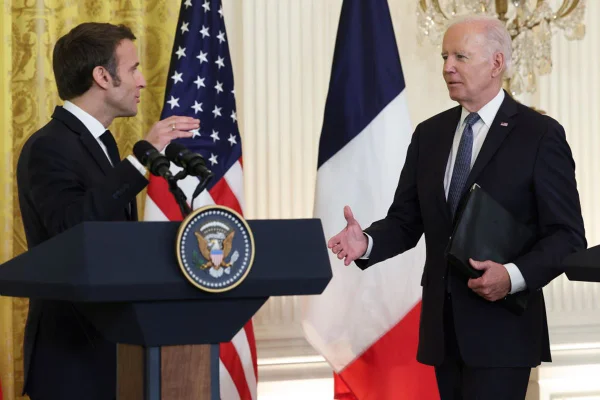 Emmanuel Macron e Joe Biden