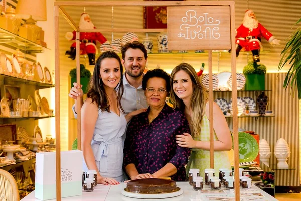 Bolo da Ivone comemora aniversário na loja Magrella