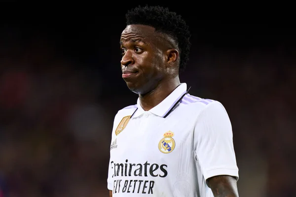 Torcida do Barcelona canta “Morra, Vinícius” em clássico contra o Real