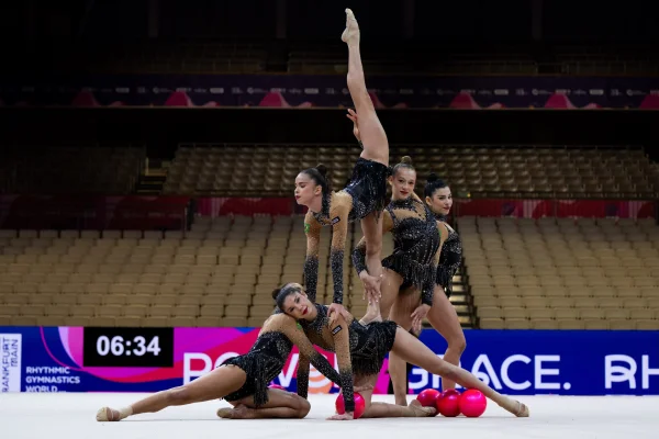 Imagem colorida do conjunto de cinco bolas do brasil no Mundial de Ginástica- Metrópoles