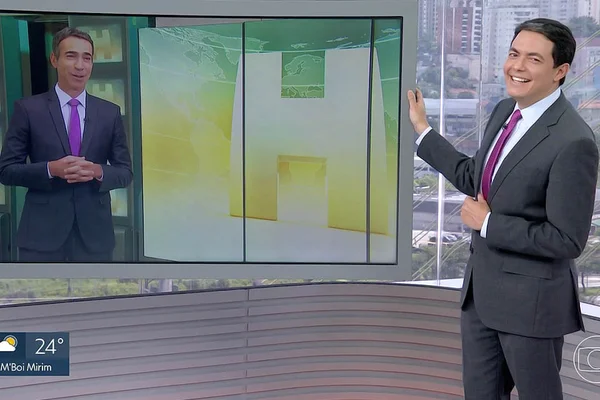 Alan Severiano brinca com figurino de César Tralli no SP1