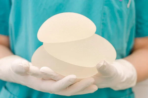 Imagem colorida de próteses de silicone - Metrópoles - câncer
