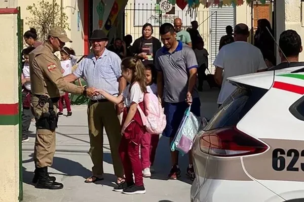 Imagem mostra policiais que passam a reforçar segurança nas escolas de Santa Catarina - Metrópoles