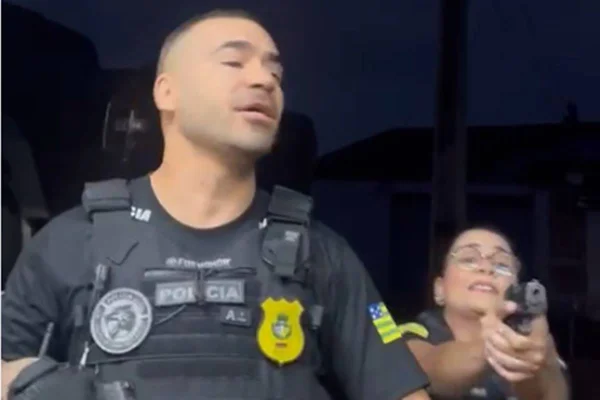 Foto colorida do momento em que policias erram o endereço para cumprir mandado de prisão - Metrópoles