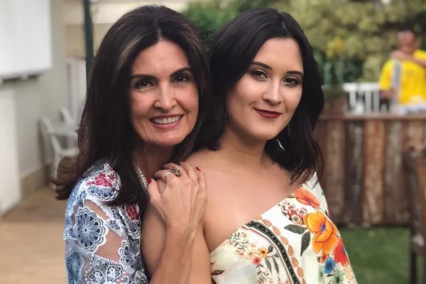 Filha de Fátima e Bonner renova visual e pede: “Vem verão”