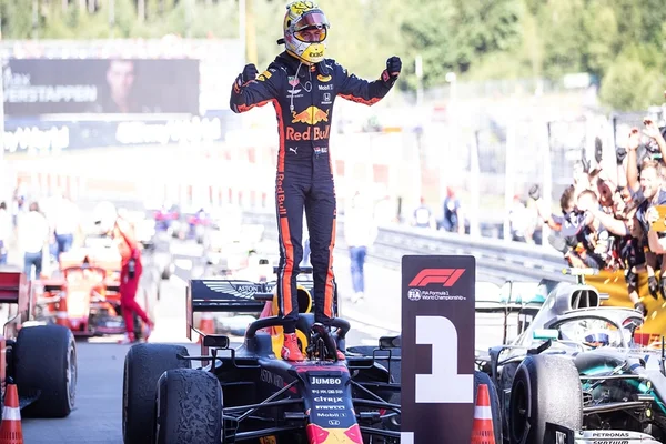 Verstappen passa Leclerc no fim, e quebra sequência da Mercedes