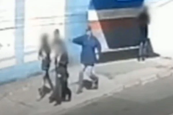 Print de vídeo mostra homem com arma em punho apontando para cabeça de adolescente - Metrópoles