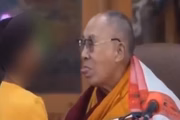 Dalai Lama se envolveu em uma polêmica recente, após beijar uma criança na boca