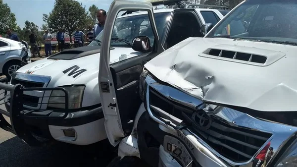Adolescente armado joga carro contra viatura da PM