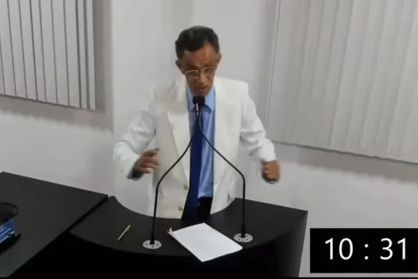 Imagem colorida do vereador José Carlos, conhecido como "Bebe Água"
