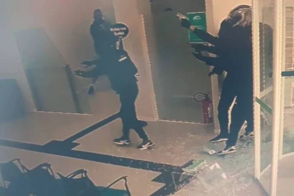 Imagem colorida mostra registro de câmera de segurança de assalto a banco - Metrópoles