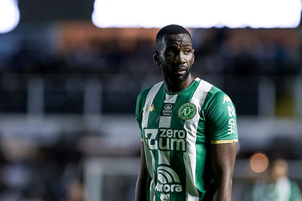 Bolasie brinca em vídeo-chamada com atletas do Cruzeiro após cirurgia