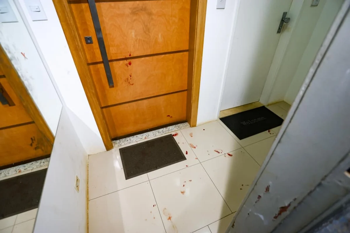 Segundo relato de moradores, ele bateu com extintor nas portas Segundo relato de moradores, ele bateu com extintor nas portas
