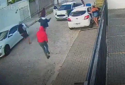 Vídeo: câmera registra ataque a tiros que feriu criança e matou homem