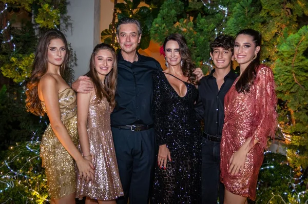 Karina Curi recebe em sua residência para uma memorável festa de Natal