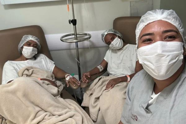 Kesia e a irmã no hospital antes do transplante de rim. Metrópoles