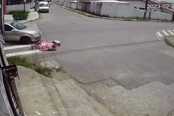 Foto colorida do momento em que uma voluntária que anima crianças no hospital de câncer é atropelada em João Pessoa - Metrópoles