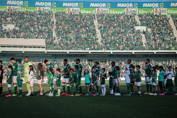 Entrada do Guarani no Brinco de Ouro em Campinas. Time foi derrotado pela Ponte Preta na Série C