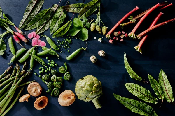 alimentos verdes e vermelhos em fundo preto