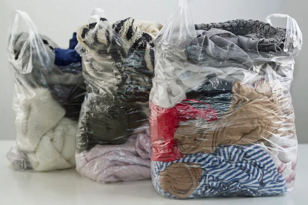Roupas em sacola plástica