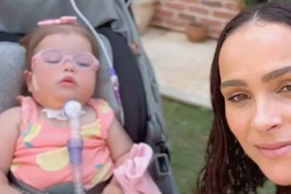 Foto colorida de Leticia Cazarré com a filha - Metrópoles