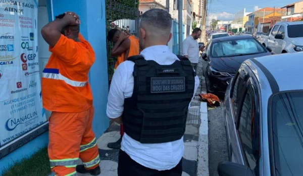 Imagem colorida mostra agentes da polícia civil de mogi das cruzes prendendo 3 homens que se vestiam de lixeiros para pedir dinheiro e ameaçavam quem não aceitasse dar - Metrópoles