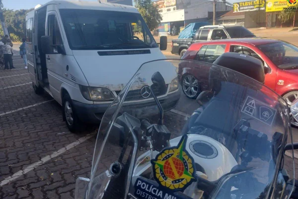 Van “pirata” é flagrada com 20 passageiros além da capacidade no DF