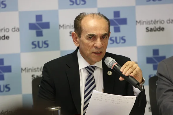 Ministro da Saúde entrega carta de demissão para Jaques Wagner