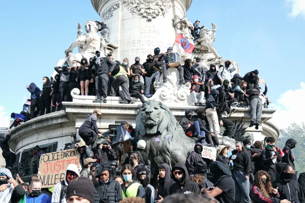 França impõe toque de recolher após protestos violentos em todo o país - destaque galeria França impõe toque de recolher após protestos violentos em todo o país - destaque galeria