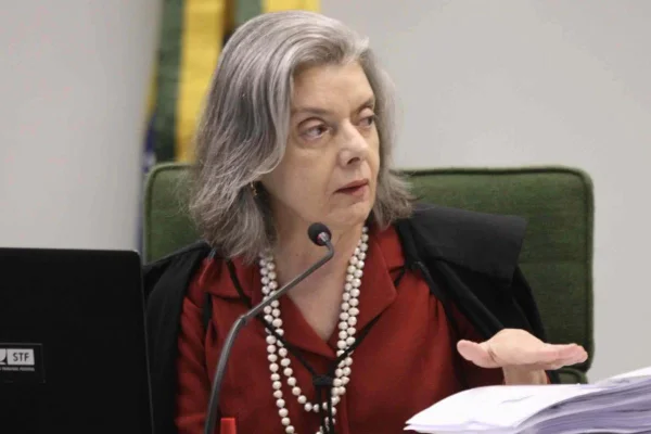 Imagem colorida da ministra do STF Cármen Lúcia - Metrópoles