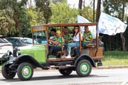 Candidato chegou em um carro de colecionador, Jardineira - 1929, junto com a esposa Marcela Passamani Candidato chegou em um carro de colecionador, Jardineira - 1929, junto com a esposa Marcela Passamani