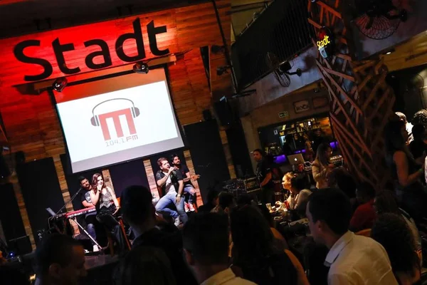 Casal sertanejo Lu e Alex anima noite de festa da rádio Metrópoles FM