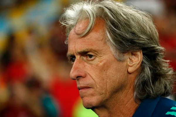 Fotografia colorida de rosto deJorge Jesus em campo com olhar sério