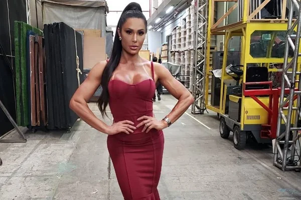 Com vestido a vácuo, Gracyanne Barbosa revela problema com bumbum