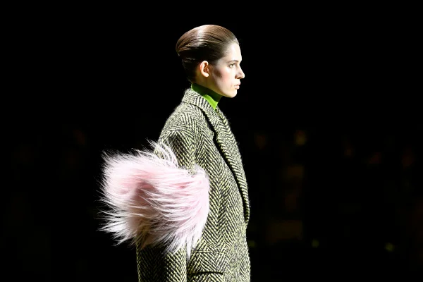 Plumas em blazer de alfaiataria na passarela da Prada