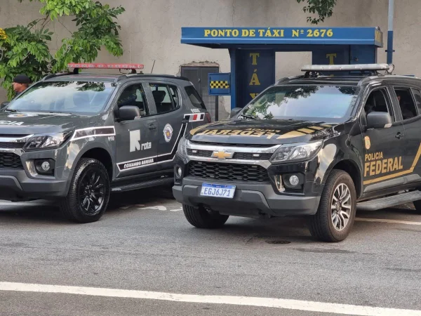 Foto colorida de viatura da Polícia Federal - Metrópoles