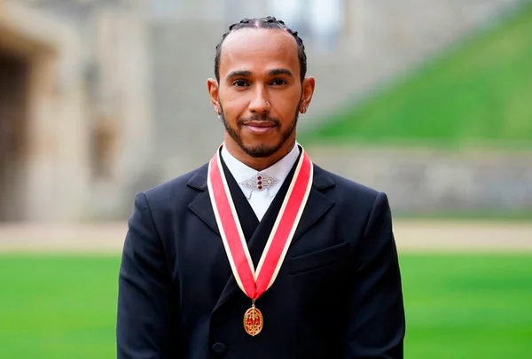 Hamilton é condecorado como Cavaleiro da Rainha por Príncipe Charles