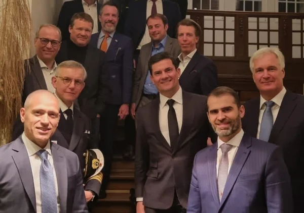 O ex-juiz Sergio Moro posa com empresários alemães após uma reunião organizada na cidade de Hamburgo, na Alemanha