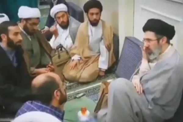Imagem colorida mostra Mojtaba Khamenei em suposta aula religiosa - Metrópoles