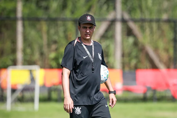 Foto colorida de Lucas Piccinato, ex-técnico do Corinthians feminino - Metrópoles