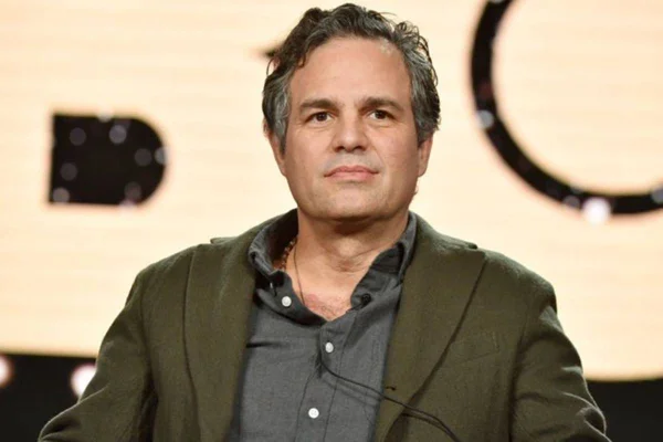 Foto colorida de Mark Ruffalo, ator conhecido por interpretar o Hulk no Universo Marvel - Metrópoles