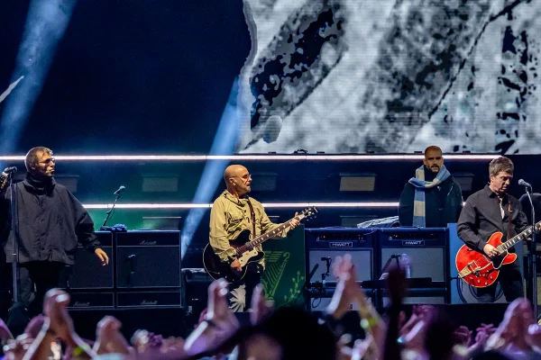 Integrante do Oasis descobre câncer e anuncia ausência na turnê