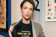 Ruby Rose posa séria para as redes sociais
