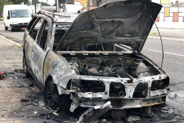 Vídeo: carro comprado há cinco dias pega fogo em rua de João Pessoa