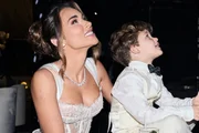 Tainá Castro posa com o filho caçula, Matteo, durante seu casamento com Éder Militão 