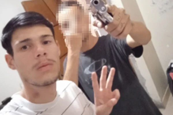 Foto colorida de jovem de bigode e cabelo curto