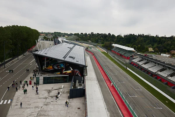Imagem colorida de circuito da Itália com previsão de chuva - Metrópoles